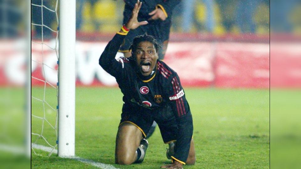 Aksi Rigobert Song usai bobol gawang lawan. - INDOSPORT
